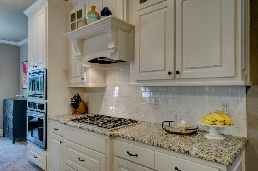 How To Clean Kitchen Cabinets Full Guide, Tips Cleaning Grease Off Kitchen Cabinets Uk